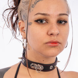 Collar de cuero con púas